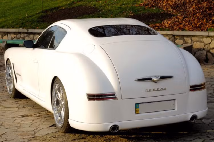 Tất nhiên, những chiếc ôtô nhái xe Liên Xô cũ này cũng không rẻ. Ví dụ điển hình như chiếc Volga GAZ 21 4.5 kể trên có giá 36.000 Euro (khoảng 39.275 USD hoặc 921 triệu đồng).