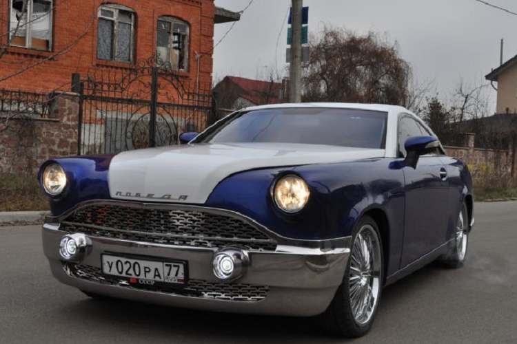 Vào thời Xô Viết, GAZ-12 ZIM được gọi là xe limousine. Đồng thời, đây là mẫu xe sang đầu tiên do thương hiệu GAZ sản xuất. Ngoài ra, GAZ-12 ZIM còn là mẫu xe đầu tiên có biểu tượng con hươu trên nắp ca-pô.