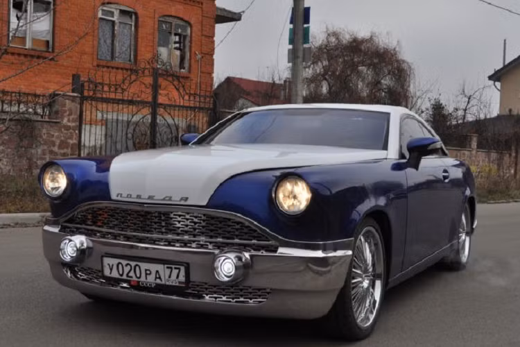 Vào thời Xô Viết, GAZ-12 ZIM được gọi là xe limousine. Đồng thời, đây là mẫu xe sang đầu tiên do thương hiệu GAZ sản xuất. Ngoài ra, GAZ-12 ZIM còn là mẫu xe đầu tiên có biểu tượng con hươu trên nắp ca-pô.