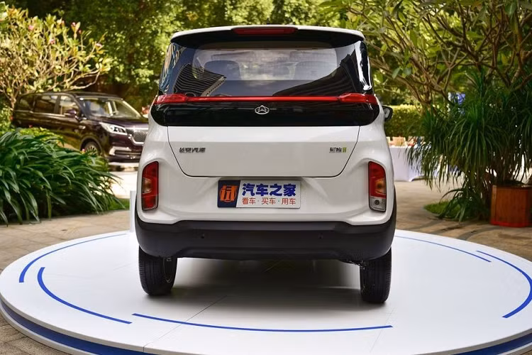 Đằng sau xe là cụm đèn hậu thanh mảnh, nối với nhau bằng một dải đèn nhỏ ở giữa, và mui tích hợp cánh gió. Bên dưới còn có cụm đèn xi-nhan và đèn phản quang nằm dọc, ẩn sâu trong cản sau.