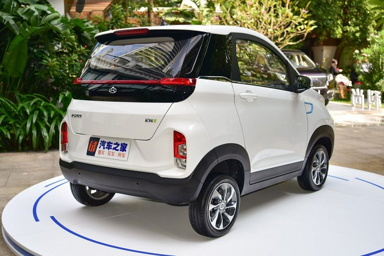 Thêm vào đó là hốc bánh màu đen và bộ vành trông khá thể thao dù nhỏ bé. Chưa hết, Oshan Neo II còn được trang bị các cột màu đen, tạo hiệu ứng nóc lơ lửng khá hợp mốt.