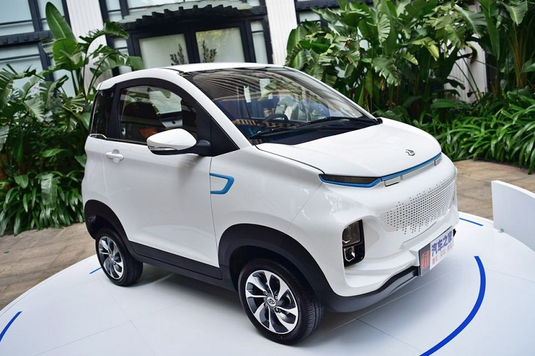 Bên ngoài, Neo II sở hữu thiết kế dường như chẳng có liên quan đến những mẫu ô tô cùng thương hiệu Oshan khác. Tương tự đối thủ Wuling Hongguang MINI EV, xe điện Oshan Neo II rất ngắn nhưng bù lại khá cao.