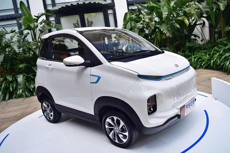 Bên ngoài, Neo II sở hữu thiết kế dường như chẳng có liên quan đến những mẫu ô tô cùng thương hiệu Oshan khác. Tương tự đối thủ Wuling Hongguang MINI EV, xe điện Oshan Neo II rất ngắn nhưng bù lại khá cao.