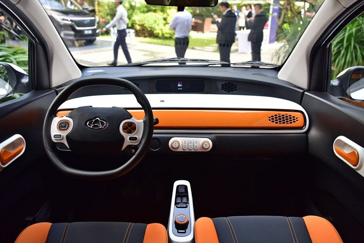 Bên trong Oshan Neo II là không gian nội thất được thiết kế đơn giản nhưng phối màu khá bắt mắt và vui nhộn. Nhiều chi tiết bên trong xe được sơn màu cam, "tông xuyệt tông" với chất liệu nỉ bọc ghế.