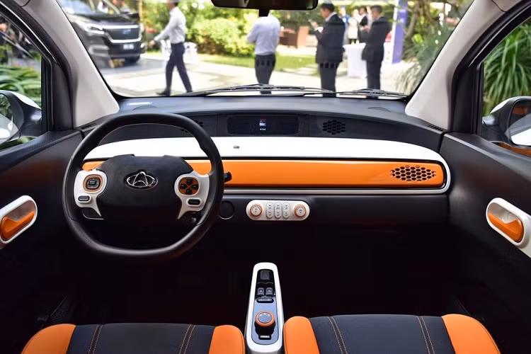 Bên trong Oshan Neo II là không gian nội thất được thiết kế đơn giản nhưng phối màu khá bắt mắt và vui nhộn. Nhiều chi tiết bên trong xe được sơn màu cam, "tông xuyệt tông" với chất liệu nỉ bọc ghế.