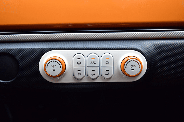 Chưa hết, trên mặt táp-lô còn có các nút bấm và núm xoay chỉnh điều hòa.