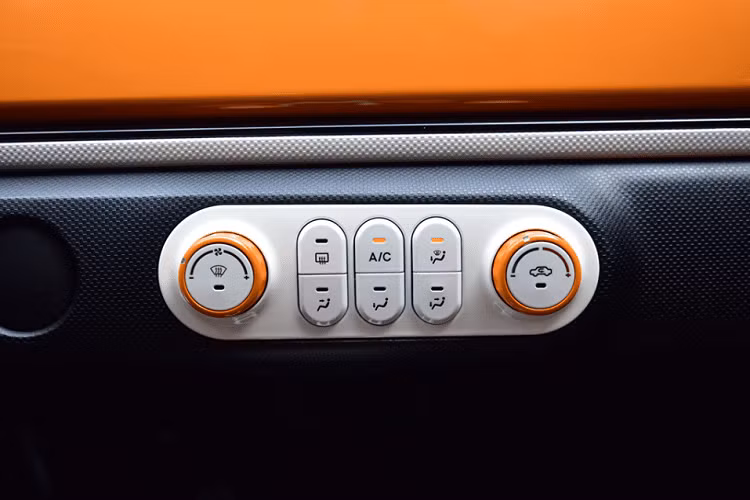 Chưa hết, trên mặt táp-lô còn có các nút bấm và núm xoay chỉnh điều hòa.