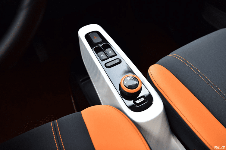 Trong khi đó, ở giữa hai ghế trước là cụm điều khiển trung tâm với núm xoay chuyển số.