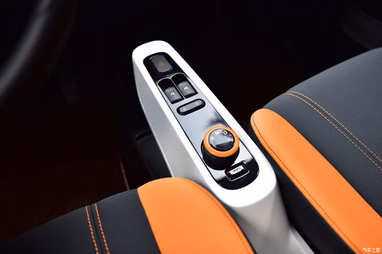 Trong khi đó, ở giữa hai ghế trước là cụm điều khiển trung tâm với núm xoay chuyển số.