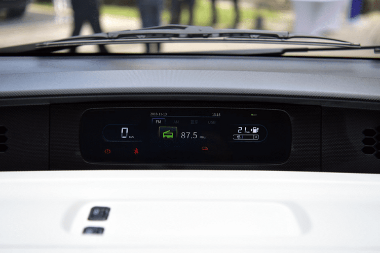 Trước mặt người lái là vô lăng có thiết kế lạ mắt và một màn hình nhỏ trên táp-lô.