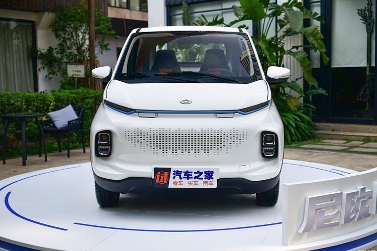 Trên đầu xe của Oshan Neo II thế hệ mới là lưới tản nhiệt đóng kín một nửa và đi kèm cụm đèn pha khá nhỏ.