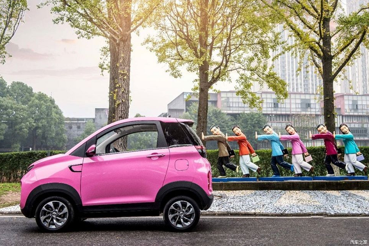 Khi mua mẫu xe điện "bé hạt tiêu" này, khách hàng Trung Quốc có thể chọn cả màu hồng chính hãng.