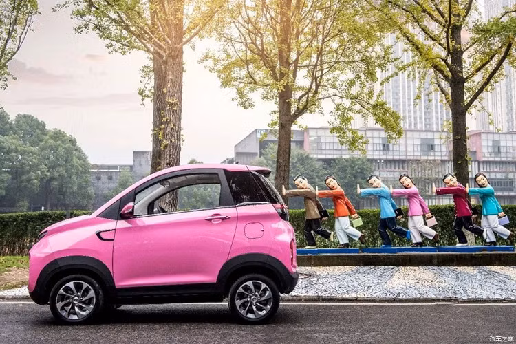 Khi mua mẫu xe điện "bé hạt tiêu" này, khách hàng Trung Quốc có thể chọn cả màu hồng chính hãng.