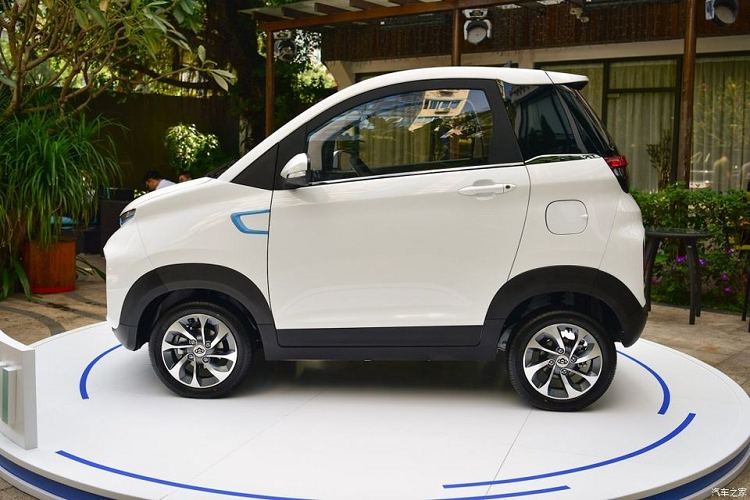 Oshan là thương hiệu con mới được thành lập chưa lâu của hãng xe Trường An (Changan Auto) tại Trung Quốc. Thế nhưng, trong thời gian qua, thương hiệu này đã liên tục tung ra những mẫu xe mới. Một trong số đó có mẫu xe điện "tí hon" mang tên Neo II. Oshan Neo II 2020 mới sở hữu chiều dài 2.770 mm, rộng 1.545 mm, cao 1.690 mm và chiều dài cơ sở 1.680 mm. Do đó, bên trong mẫu xe điện này chỉ có 2 chỗ ngồi.