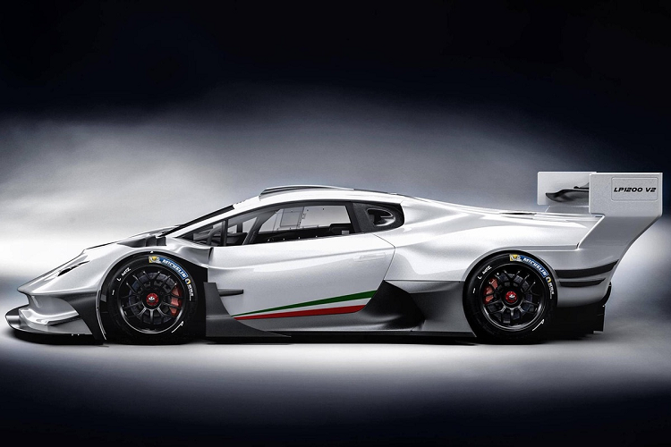 Cả 2 phiên bản đường trường và đường đua đều có cổ pô Inconel và hệ thống ống xả titan, các bộ phận bằng sợi carbon được chế tạo tỉ mỉ cho chất lượng tổng thể vượt trội.