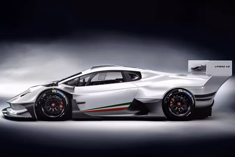 Cả 2 phiên bản đường trường và đường đua đều có cổ pô Inconel và hệ thống ống xả titan, các bộ phận bằng sợi carbon được chế tạo tỉ mỉ cho chất lượng tổng thể vượt trội.