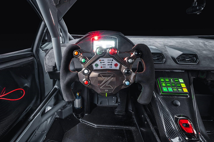 Để chiếc xe sử dụng hợp pháp trên đường, các kỹ sư phải giảm công suất từ 1.200 mã lực xuống còn 900 mã lực. Tuy nhiên, chỉ với một nút nhấn đơn giản, công suất sẽ tăng trở lại 1.200 mã lực. Ở vận tốc 200 km/h, lực ép không khí xuống mặt đường là 2.010 kg. Điều này đảm bảo chiếc Zyrus LP1200 Strada vẫn ổn định ở vận tốc cao.