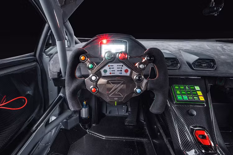 Để chiếc xe sử dụng hợp pháp trên đường, các kỹ sư phải giảm công suất từ 1.200 mã lực xuống còn 900 mã lực. Tuy nhiên, chỉ với một nút nhấn đơn giản, công suất sẽ tăng trở lại 1.200 mã lực. Ở vận tốc 200 km/h, lực ép không khí xuống mặt đường là 2.010 kg. Điều này đảm bảo chiếc Zyrus LP1200 Strada vẫn ổn định ở vận tốc cao.