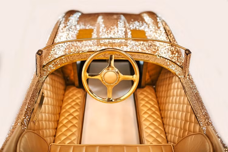 Người mua cũng có lựa chọn về hệ dẫn động, từ kiểu đạp chân truyền thống cho tới những tùy chọn chạy bằng xăng và điện. Bạn có thể chỉ định màu nội thất và màu thảm, thậm chí chọn các họa tiết khâu trên da bên trong xe. Trên Porsche 911, bạn có thể đặt một chiếc có hoặc không có thanh chống lật targa. Phần nóc trên chiếc 917K thử nghiệm của Top Gear hoàn toàn có thể tháo rời. Mọi chi tiết đều có thể tùy chọn, làm theo đúng yêu cầu.