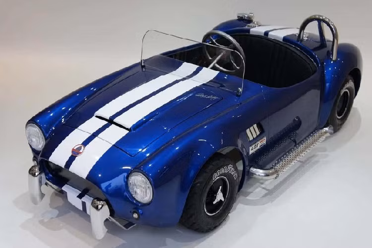 Các mẫu xe nhỏ hơn của Half Scale Cars như Mercedes và Cobra thì không mạnh như thế, bởi chúng rõ ràng hướng đến đối tượng trẻ nhỏ chỉ 7 tuổi trở xuống. Chiếc Cobra được giới thiệu là trang bị mô tơ điện 140 watt để đi tốc độ 10 km/h hoặc một động cơ 2 thì 45 cc có thể đi tốc độ 40 km/h.
