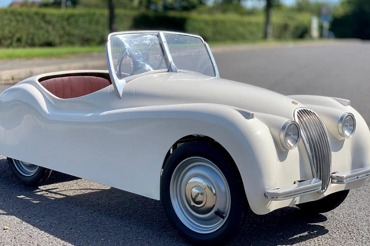 Trong khi đó, chiếc Porsche 911 có chỗ ngồi cho 2 người lại có tùy chọn mô tơ điện 195 watt và động cơ 2 thì 55 cc, và có tốc độ tối đa 48 km/h. Người mua có thể lựa chọn lắp thêm bộ hạn chế tốc độ nếu lo lắng con em mình gặp nguy hiểm.