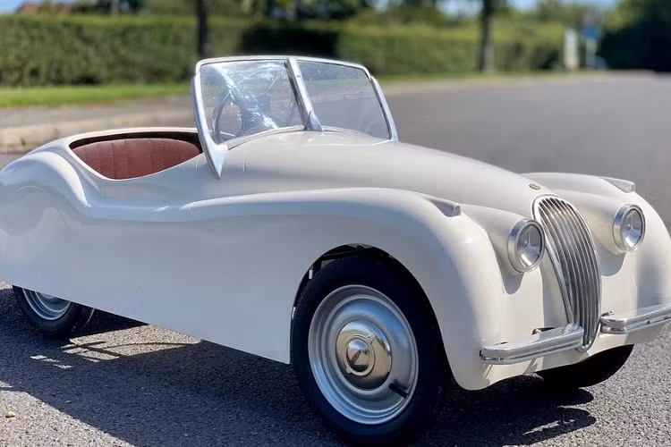 Trong khi đó, chiếc Porsche 911 có chỗ ngồi cho 2 người lại có tùy chọn mô tơ điện 195 watt và động cơ 2 thì 55 cc, và có tốc độ tối đa 48 km/h. Người mua có thể lựa chọn lắp thêm bộ hạn chế tốc độ nếu lo lắng con em mình gặp nguy hiểm.