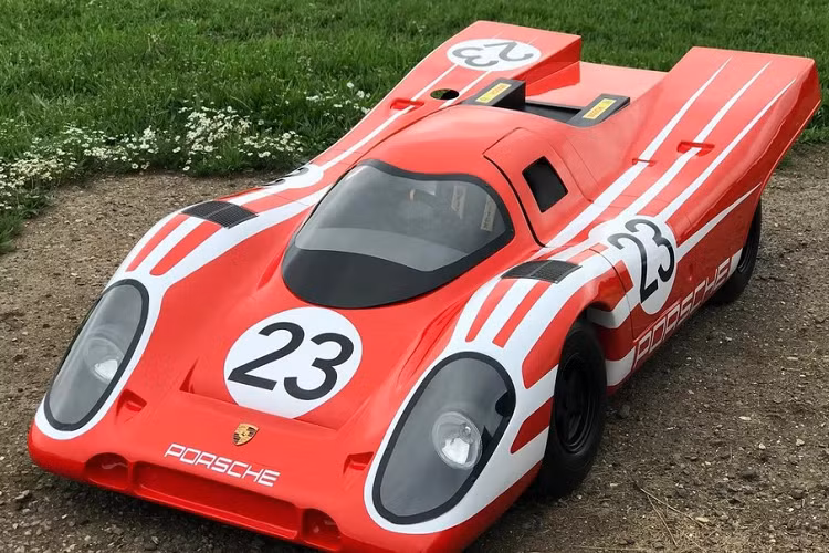 Loat oto do choi tre em dat hon ca Toyota Corolla moi