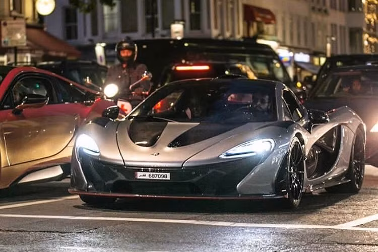 Tuy nhiên các nhà giàu tại Qatar còn quan niệm rằng mua một chiếc siêu xe phiên bản giới hạn chưa chắc đã thú vị, họ thường tìm cách làm sao để biến chiếc xe đó trở nên độc nhất hoặc có món đồ chơi không ai dám nghĩ đến. Chẳng hạn việc một đại gia Qatar chi hơn 16,1 tỷ đồng để khoác bộ áo không giống ai cho Bugatti Chiron hay một chiếc McLaren P1 cá nhân hoá của MSO tạo ra theo phương châm không có chiếc thứ 2 được nhìn thấy trên thế giới. 