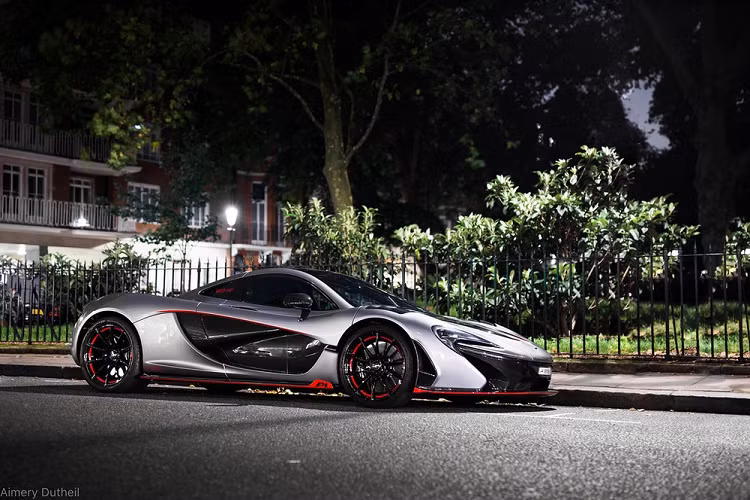 Chiếc siêu xe triệu đô McLaren P1 này có tên gọi là “Project 300”, lý do vì xe mang số thứ tự 300, vì thế, chủ nhân của xe là một đại gia sinh sống ở Doha, Qatar không tiếc tiền nhờ bộ phận cá nhân hoá MSO trang trí lại ngoại và nội thất xe theo phương án không đụng hàng. 