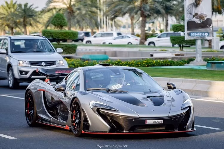 Nhắc đến độ chịu chơi siêu xe của các đại gia trên thế giới hẳn sẽ thiếu sót rất lớn nếu không đề cập đến các triệu phú ở Qatar. Những nhà giàu ở đây sở hữu gần hết các hypercar từ thương mại cho đến sản xuất giới hạn. Đơn cử như siêu xe McLaren P1 chỉ có 375 chiếc được sản xuất trên toàn thế giới, ít nhất có trên 10 chiếc đã được nhìn thấy lăn bánh ở Qatar.
