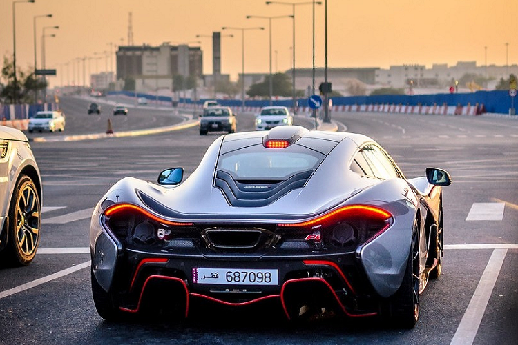 McLaren P1 sở hữu động cơ V8, dung tích 3,8 lít, tăng áp kép, sản sinh công suất tối đa 727 mã lực và mô-men xoắn cực đại 719 Nm. Bên cạnh đó, siêu xe triệu đô còn được trang bị thêm mô-tơ điện với công suất tối đa 176 mã lực và mô-men xoắn cực đại 260 Nm. 