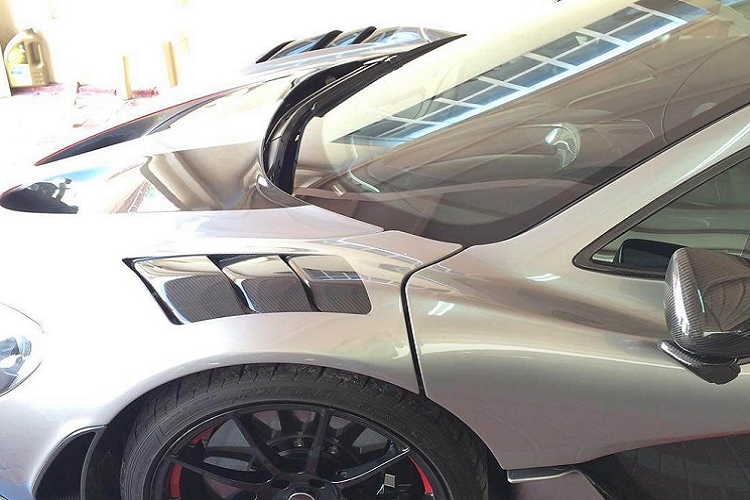 Phần ngoại thất chiếc siêu xe McLaren P1 của đại gia Qatar mang trên mình màu sơn Titanium Silver rất sành điệu và cá tính. 