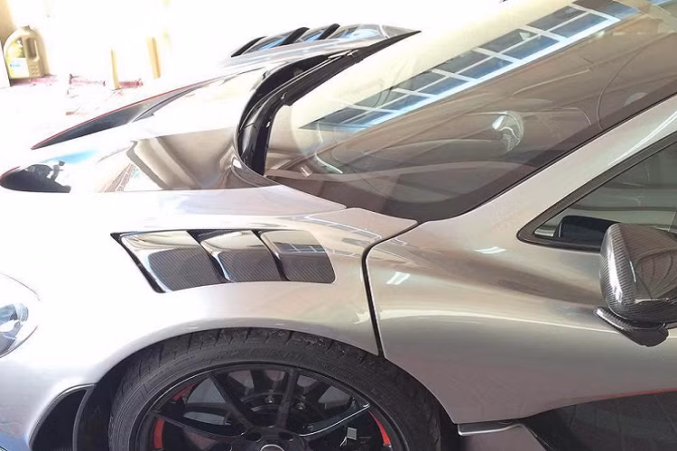 Phần ngoại thất chiếc siêu xe McLaren P1 của đại gia Qatar mang trên mình màu sơn Titanium Silver rất sành điệu và cá tính. 