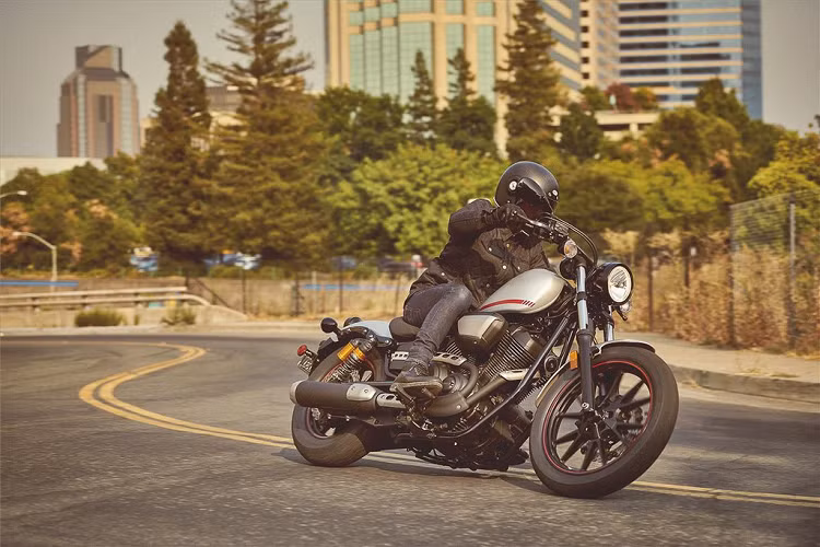 Yamaha Bolt thế hệ mới mang đến trải nghiệm phấn khích ở dãy tốc độ thấp và vừa nhờ sớm đạt được mô-men xoắn cực đại ở vòng tua thấp. Nhìn chung, mẫu bobber này phù hợp để di chuyển trên phố hơn là đi những cung đường trường.