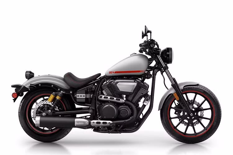 Phiên bản cao cấp Bolt R nổi bật hơn nhờ bộ mâm hợp kim đúc 12 chấu, giảm xóc sau có bình dầu rời và màu sơn bạc Matte Silver độc đáo. Theo dự kiến, khách hàng tại Nhật sẽ nhận được xe trong một vài tháng tới, giá xe Yamaha Bolt 2020 dao động 9.187-9.631 USD (tương đương 214,1-224,4 triệu đồng).