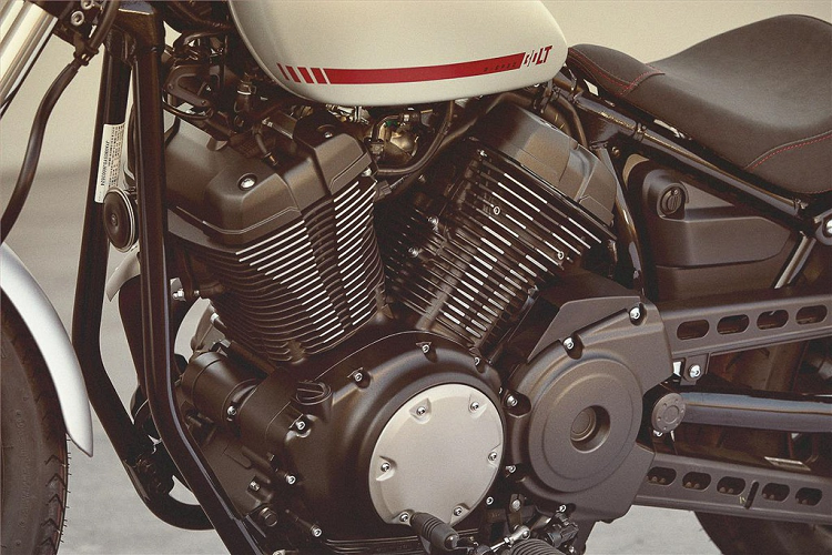 Khối động cơ V-Twin 942 cc tạo ra công suất 53 mã lực tại 5.500 vòng/phút và mô-men xoắn cực đại 80 Nm tại 3.000 vòng/phút. Sức mạnh được truyền đến bánh sau thông qua hộp số 5 cấp.