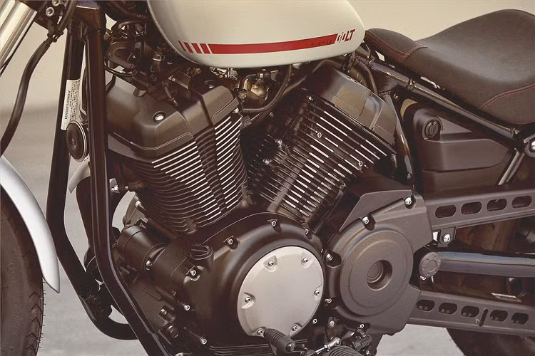 Khối động cơ V-Twin 942 cc tạo ra công suất 53 mã lực tại 5.500 vòng/phút và mô-men xoắn cực đại 80 Nm tại 3.000 vòng/phút. Sức mạnh được truyền đến bánh sau thông qua hộp số 5 cấp.