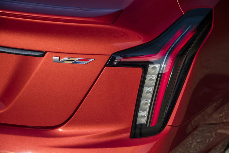 Nếu không muốn chờ đợi phiên bản hàng đầu trong dòng sản phẩm CT5, bạn hoàn toàn có thể sở hữu chiếc CT5-V thế hệ hiện tại động cơ V6 Tăng áp kép 3.0 lít. Cấu hình này sản sinh công suất cực đại 360 mã lực và 548 Nm mô-men xoắn với phiên bản 2020, tăng lần lượt 5 mã lực và 7 Nm so với thế hệ trước