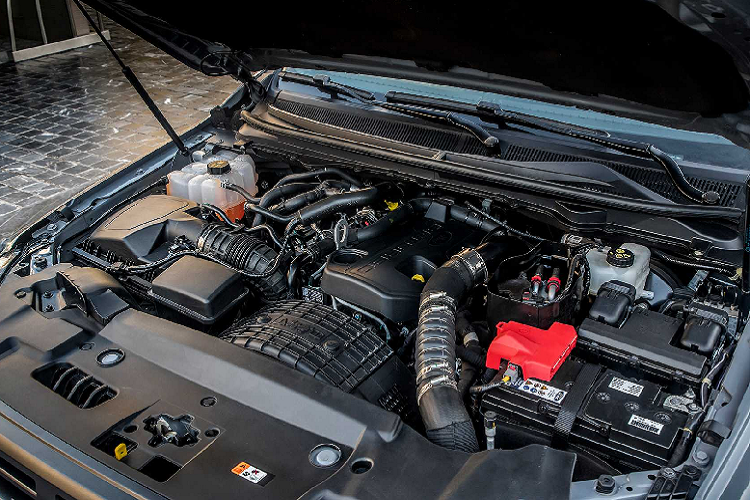 Có một số lý do để giải thích cho việc này, dựa theo một số nguồn tin đáng tin cậy của CarAdvice. Đầu tiên, nếu việc thay đổi cấu hình động cơ được thông qua, giá bán của Ranger Raptor sẽ tăng vọt vượt quá mức cho phép và có thể lên tới 120,000USD.