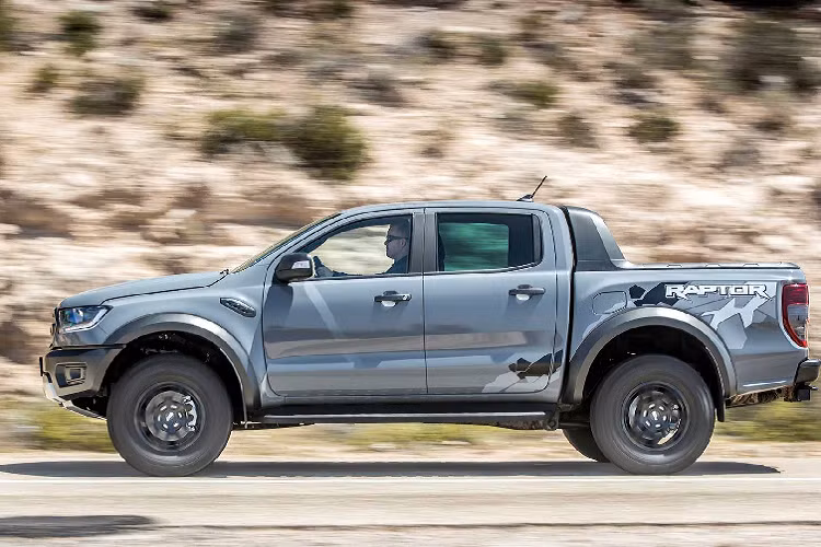 Trên thực tế, việc một chiếc siêu bán tải Ford Ranger Raptor, được trang bị động cơ V8 5.0 lít của Mustang GT, công suất 455 mã lực và mô-men xoắn 556 Nm, kết hợp với hệ thống treo và các bộ phận như F-150 nghe khá... viển vông.