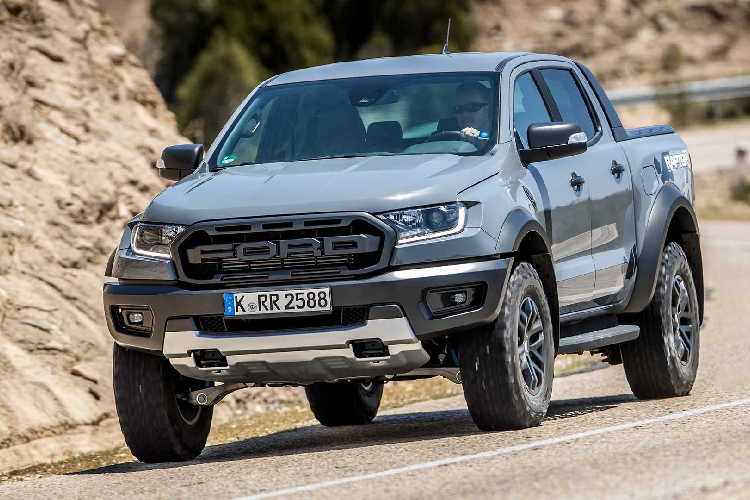 Nói tóm lại, một phiên bản Ford Ranger Raptor chạy bằng động cơ V8 sẽ không xảy ra. Tuy nhiên nếu sức mạnh là những gì khách hàng đang theo đuổi trên dòng xe bán tải này, họ sẽ được an ủi một phần khi biết rằng thế hệ tiếp theo của Ford Ranger và Ranger Raptor sắp ra mắt sẽ bù lại “sự mất mát” này bằng một cấu hình động cơ diesel 3.0L tăng áp kép tạo ra 250 hp (186 kW) và mô-men xoắn 600 Nm.