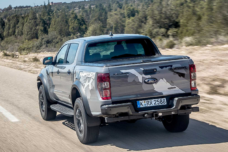 Ngoài ra, thế hệ tiếp theo cũng sẽ cung cấp thêm 2 tùy chọn động cơ xăng tăng áp V6 và động cơ xăng hybrid. Tuy nhiên hiện chưa biết 2 cấu hình này sẽ phân phối trên toàn cầu hay chỉ tại thị trường Bắc Mỹ.