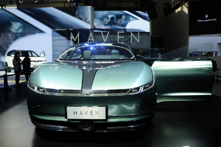 Trực diện đầu xe điện Weltmeister Maven cho thấy nó không hề có lưới tản nhiệt, dải đèn pha mỏng uốn lượn, nắp capô có mang họa tiết đặc thù. Những chi tiết bắt mắt khác của Weltmeister Maven là sự thiếu hụt cột B truyền thống, hệ thống cửa tự sát, tay nắm cửa thò ra thụt vào thân vỏ, và bộ la-zăng tối ưu khí động học để cải thiện khả năng xử lý và cự li di chuyển.