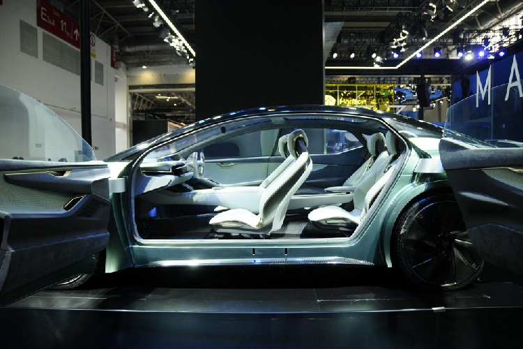 Weltmeister không chia sẻ nhiều thông tin cụ thể về hệ truyền động của Maven, nhưng chúng ta có biết rằng mẫu concept là xe điện hoàn toàn, có cự li di chuyển 800 km theo chu trình NEDC. Dựa theo một số nguồn tin, Weltmeister tại Trung Quốc có kế hoạch đưa nó vào sản xuất thương mại trong năm tới.