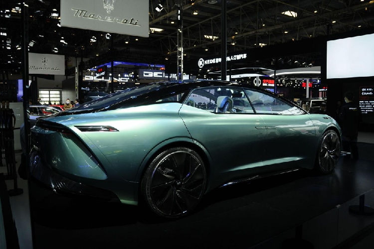 Weltmeister Maven bảo toàn thiết kế trơn mượt từ đầu tới đuôi, và phía sau cũng có hệ thống đèn ấn tượng không kém phía trước. Tương tự với tông màu sơn ngoại thất, nội thất của Maven có sử dụng chất liệu bọc màu xanh lục nhạt trên ghế ngồi và phần ốp cửa trong. Không gian cabin còn có nhiều chi tiết trang trí màu vòng, bao gồm dây an toàn, tay nắm cửa trong, và các cạnh viền của cụm điều khiển trung tâm.