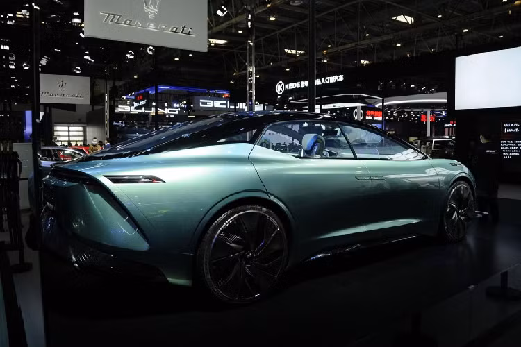 Weltmeister Maven bảo toàn thiết kế trơn mượt từ đầu tới đuôi, và phía sau cũng có hệ thống đèn ấn tượng không kém phía trước. Tương tự với tông màu sơn ngoại thất, nội thất của Maven có sử dụng chất liệu bọc màu xanh lục nhạt trên ghế ngồi và phần ốp cửa trong. Không gian cabin còn có nhiều chi tiết trang trí màu vòng, bao gồm dây an toàn, tay nắm cửa trong, và các cạnh viền của cụm điều khiển trung tâm.