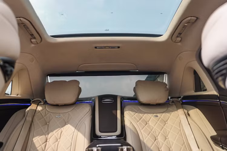 Bên cạnh đó, bên trong khoang lái của mẫu xe sang Mercedes-Maybach S560 còn chinh phục người dùng bởi danh sách dài những trang bị tiện nghi hàng đầu gồm: Rèm che nắng kính sau, Ghế thương gia phía sau có thể ngả tối đa 43,5 độ và tích hợp đệm đỡ bắp chân, Chức năng massage cao cấp 6 chế độ cho cả 2 hàng ghế, tủ lạnh có dung tích 8,5 lít,....