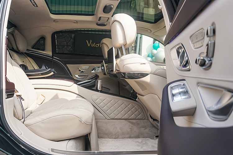 Nằm bên dưới nắp capo là khối động cơ V8 4.0L sản sinh công suất tối đa 469 mã lực tại tua máy 5.250 – 5.500 vòng/phút và mô-men xoắn cực đại 700 Nm từ 2.000 – 4.000 vòng/phút.