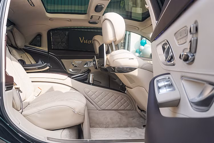 Nằm bên dưới nắp capo là khối động cơ V8 4.0L sản sinh công suất tối đa 469 mã lực tại tua máy 5.250 – 5.500 vòng/phút và mô-men xoắn cực đại 700 Nm từ 2.000 – 4.000 vòng/phút.