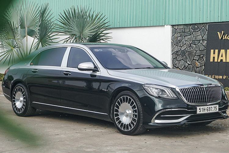 Chiếc xe siêu sang Mercedes-Maybach S560 4MATIC của vị khách hàng trẻ vốn sở hữu nước sơn màu xanh ngọc lục bảo (Emerald Green).